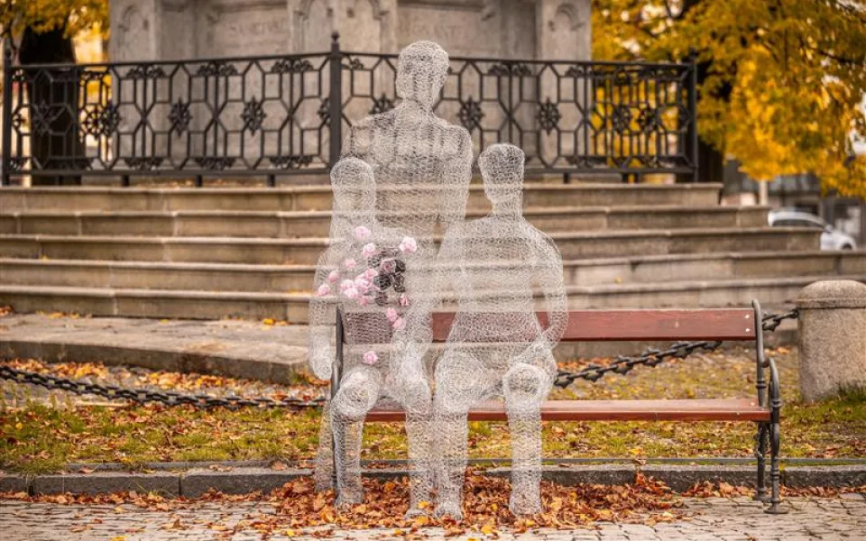 Vem je do svých rukou. Umělecké dílo na náměstí upozorňuje na prevenci rakoviny prsu. Foto: se svolením Města Jihlava