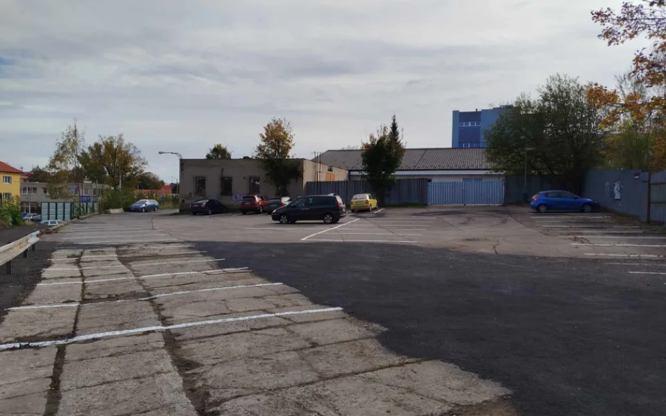 Parkoviště u areálu starého Jihlavanu.