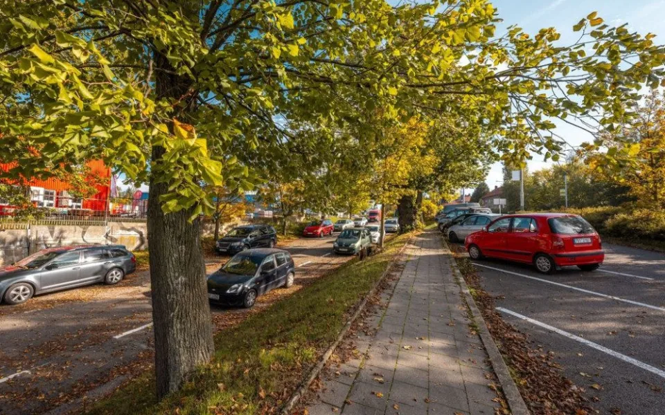 Jihlava pro dojíždějící rozšířila nabídku parkování zdarma