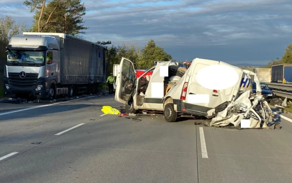 Tragická nehoda na D1. Do odstaveného náklaďáku narazila dodávka, spolujezdec zemřel