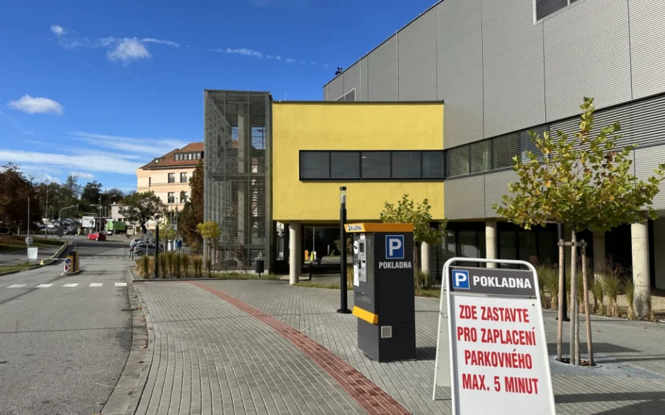 Třebíč od června příštího roku zpoplatní parkování u nemocnice