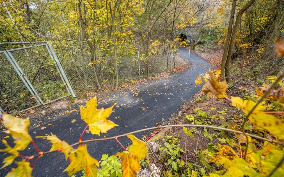Do Hruškových Dvorů vede nová cyklotrasa, lemuje ji i nové osvětlení