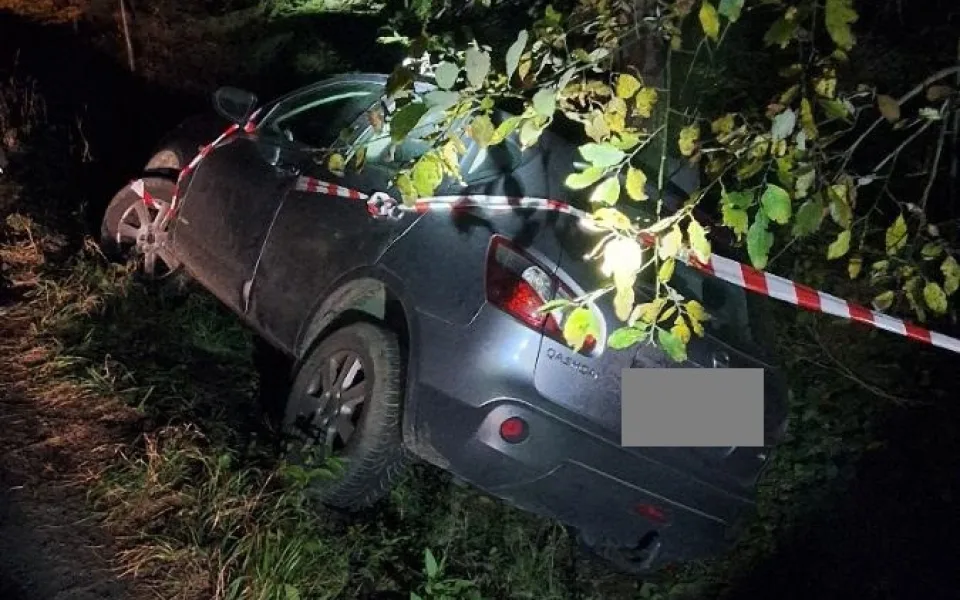 Silně opilý řidič sjel ze silnice a havaroval. Za volant usedla pod vlivem i žena a brázdila ulice se zhasnutými světly