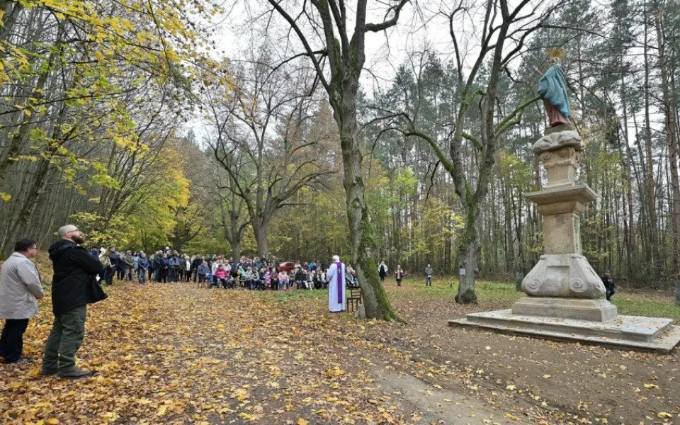 Socha ze zaniklé obce Zahrádka září na břehu přehrady Švihov novotou.