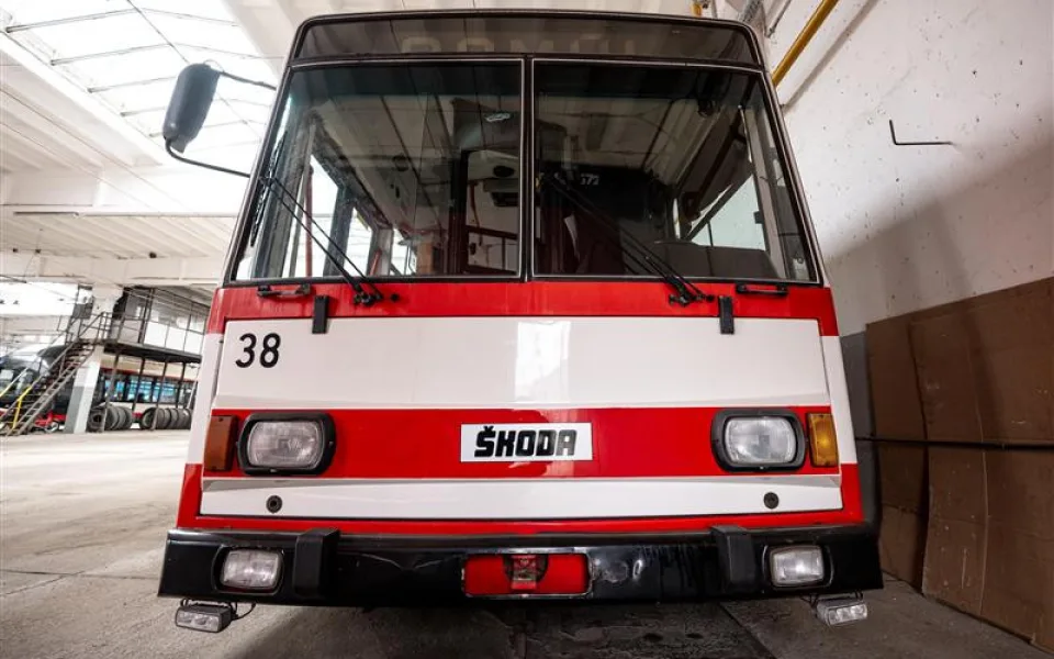 Dopravní podnik připravil speciální dušičkovou linku D, cestující zdarma sveze retro trolejbus