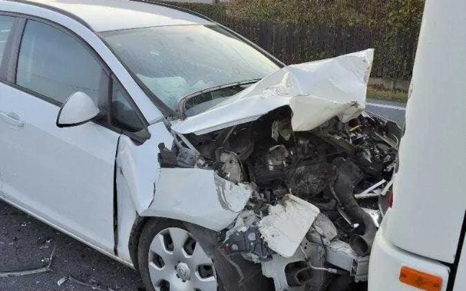 V Havlíčkově Brodě se srazil autobus s osobním autem, na místě jsou záchranáři. Foto: Se svolením Policie ČR