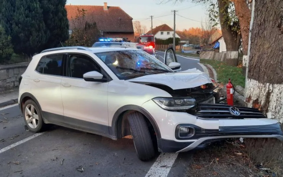Jednašedesátiletá řidička usnula za volantem a narazila do stromu. Řidičák měla propadlý
