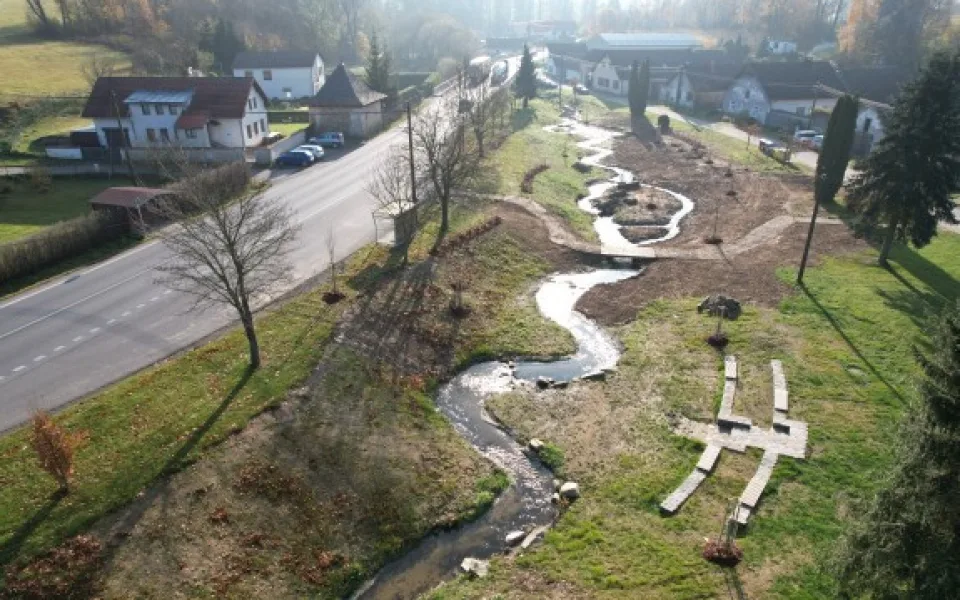 Na Jihlávce v Prostředkovicích přibyly meandry, lidé se k vodě lépe dostanou