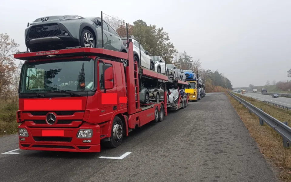 Policisté kontrolovali kamiony na dálnici, dopravci za magnety v tachografech platili stovky tisíc. Foto: Se svolením Policie ČR