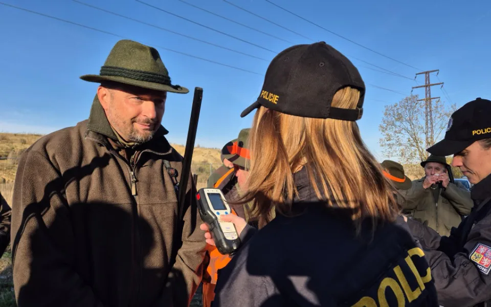Policistky kontrolovaly myslivce. Nikdo z nich nepil a zbraně měli v pořádku. Foto: Se svolením Policie ČR