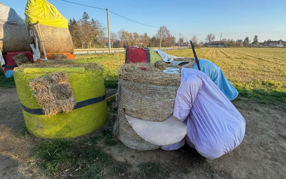 Oblíbené slamáky u Jakubova někdo poničil. Obec zve vandala, aby příště pomohl se stavbou. Foto: Se svolením obce Jakubov