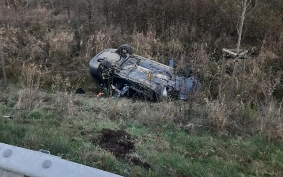 U Vlčatína došlo k vážné nehodě, jedno auto skončilo na střeše. Foto: Se svolením Policie ČR