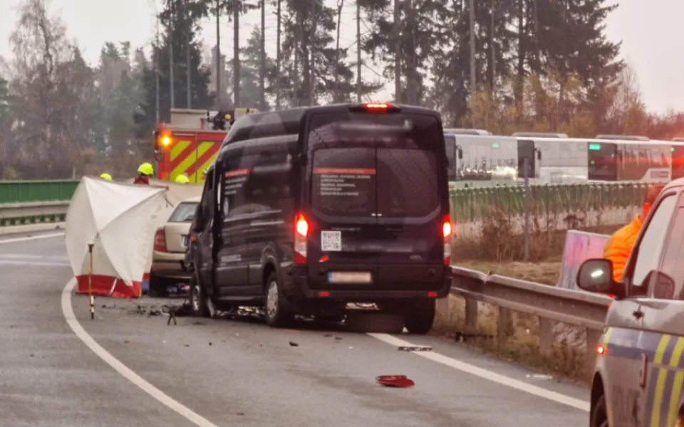 U Henčova se ráno srazila dvě auta, řidička jednoho z nich zemřela
