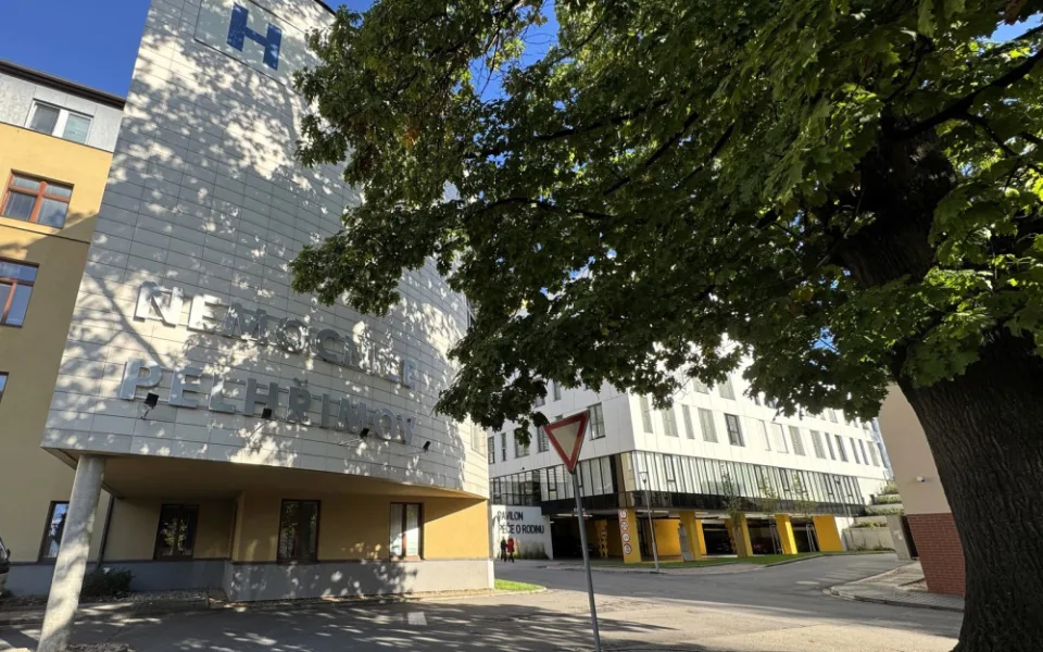 Do nemocnice v Pelhřimově opět mohou návštěvy. Zákaz skončil