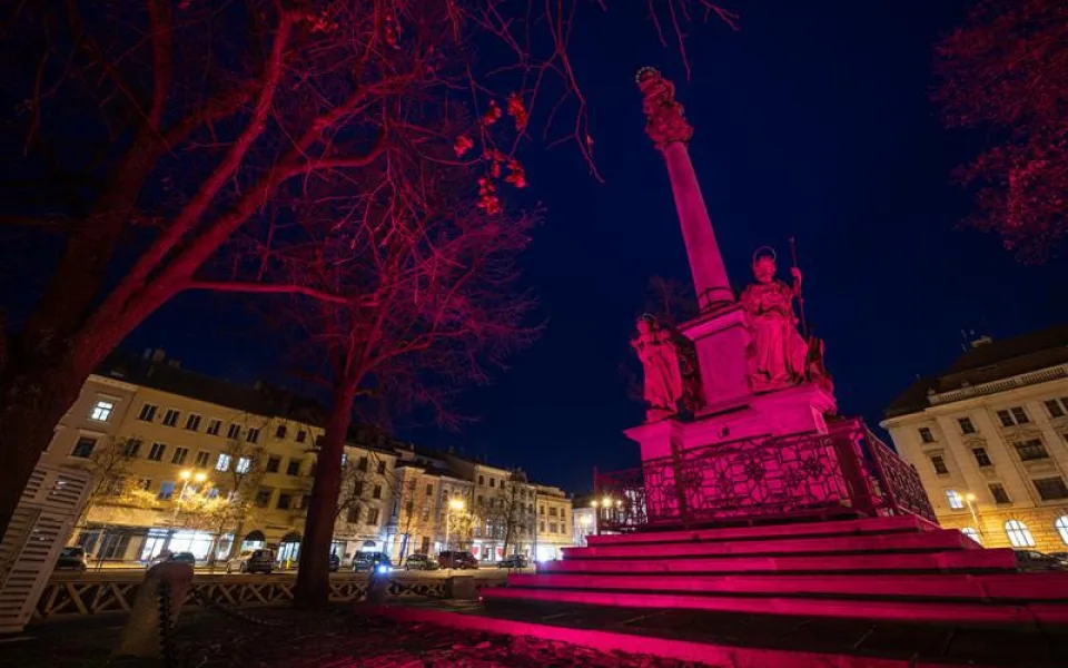 Mariánský sloup na Masarykově náměstí se zabarví do purpurova