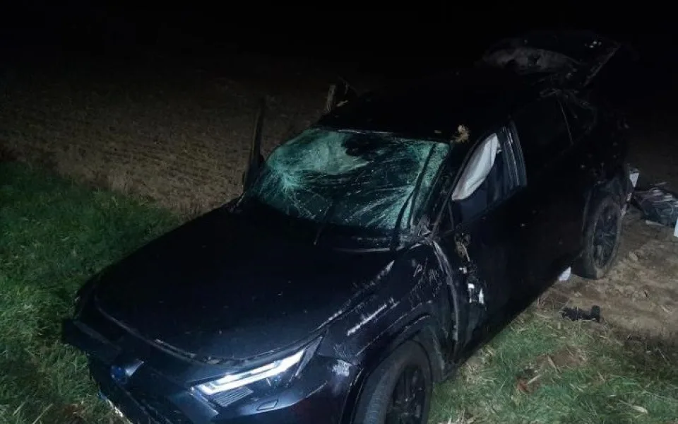 Řidič dostal v zatáčce smyk, auto šlo přes střechu a skončilo na poli