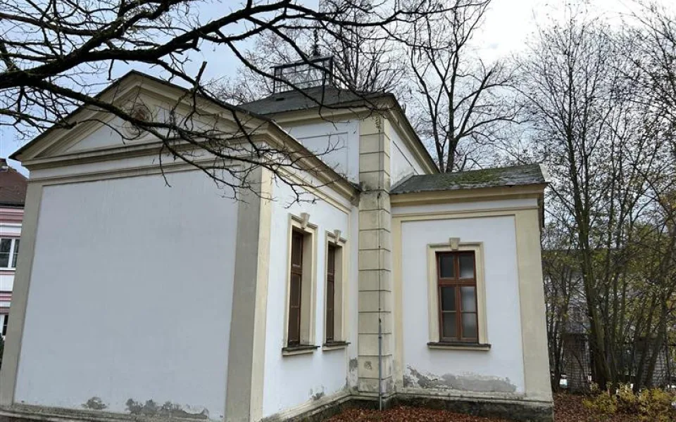 Střecha kaple v havlíčkobrodské nemocnici je po bouřích poškozená. Opravu zaplatí kraj