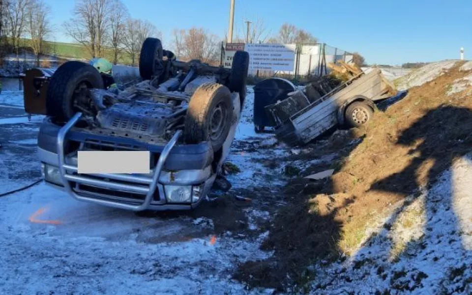 Řidič na dálnici D1 nerespektoval značení a převrátil své auto na střechu