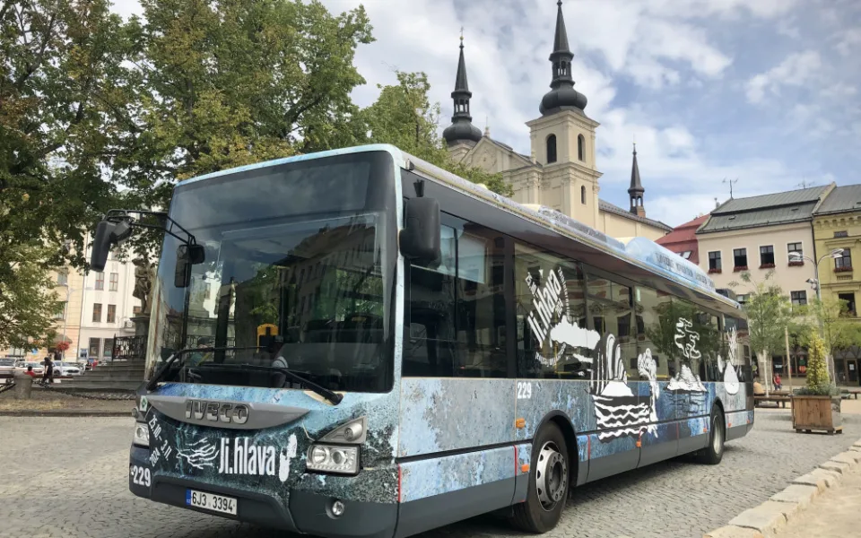 POLITICKÁ KORIDA: Měla by Jihlava zrušit celovozovou reklamu v MHD? Odpovídají zastupitelé