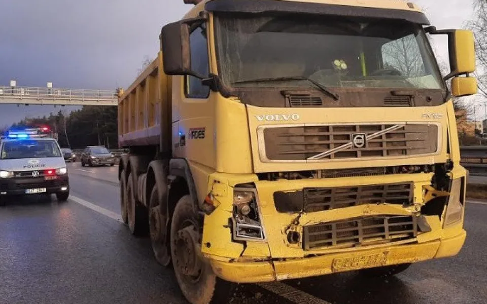 Na dálničním přivaděči se srazila dvě nákladní a jedno osobní auto, jeden řidič skončil v nemocnici. Foto: Se svolením Policie ČR
