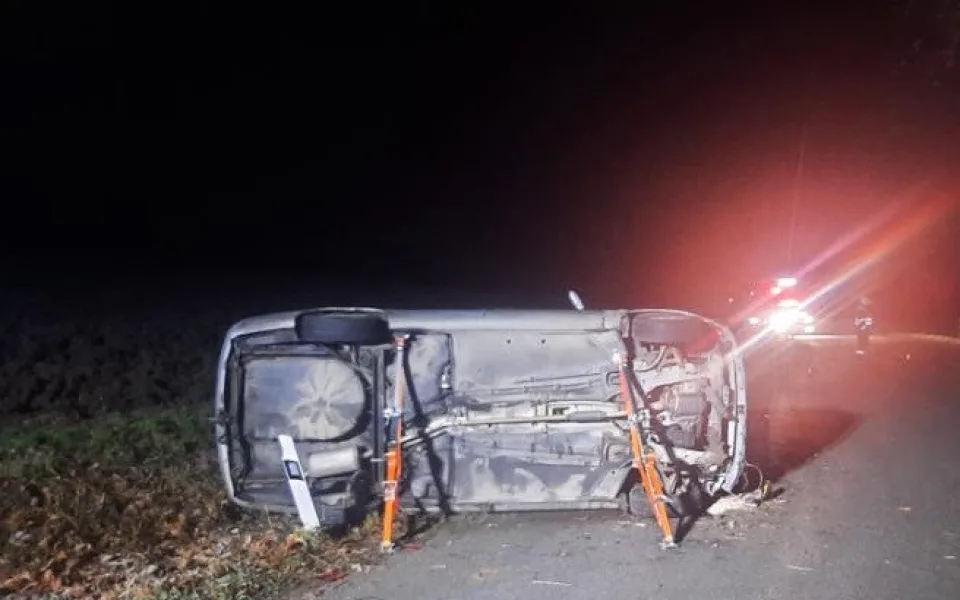 Řidička dostala smyk, při následné havárii otočila auto na bok. Foto: Se svolením Policie ČR