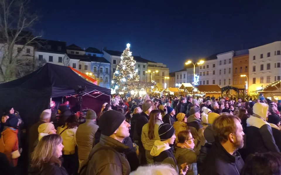 Vánoční strom na jihlavském náměstí i výzdoba města už svítí. Zahájení adventu lákalo tisíce lidí