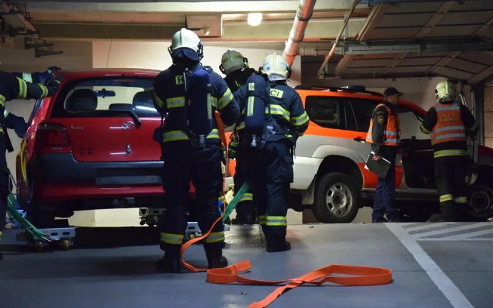 V podzemních garážích hořel elektromobil. Hasiči si nacvičili, jak budou zasahovat. Foto: Se svolením Kraje Vysočina