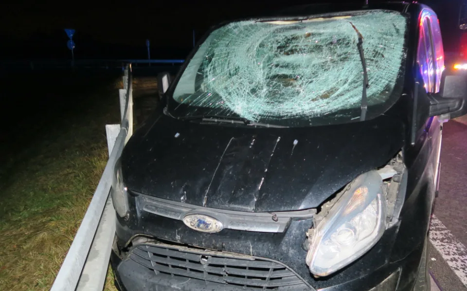 Opilý řidič ničil u Velkého Beranova dopravní značení, škoda na autě je čtvrt milionu. Foto: Se svolením Policie ČR
