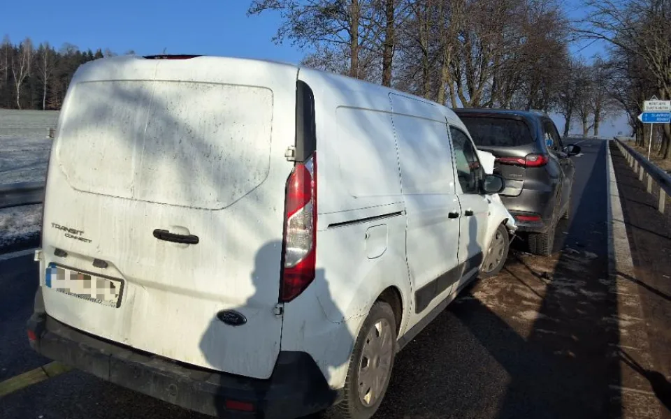 Mazda zastavila kvůli koloně, za ní jedoucí dodávka do ní nabourala. Foto: Se svolením Policie ČR