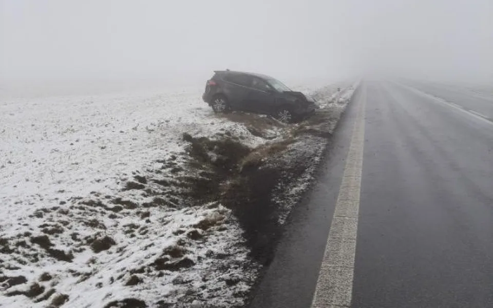 Řidič Toyoty jel rychle, dostal smyk a auto šlo přes střechu. Dva cestující utrpěli zranění