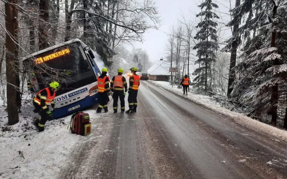 Výstraha pro řidiče: Silnice na Vysočině jsou kluzké, na Pelhřimovsku havaroval autobus. Foto: Se svolením Policie ČR