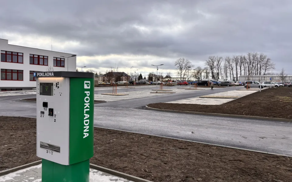 Dobrá zpráva: U jihlavské nemocnice je ode dneška o dvě stě parkovacích míst více. Foto: Se svolením Nemocnice Jihlava