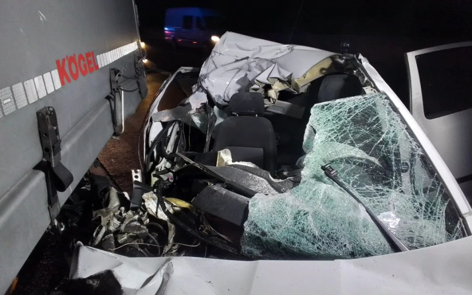 Na dálnici se srazilo osobní a nákladní auto, řidička skončila v péči zdravotníků. Foto: Se souhlasem HZS Kraje Vysočina