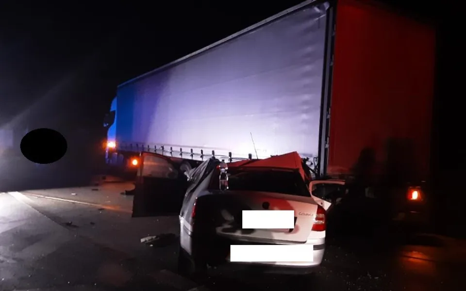 Kamion v místě nehody vůbec neměl stát, říká policie k ranní nehodě mladé řidičky na dálnici. Foto: Se souhlasem Policie ČR