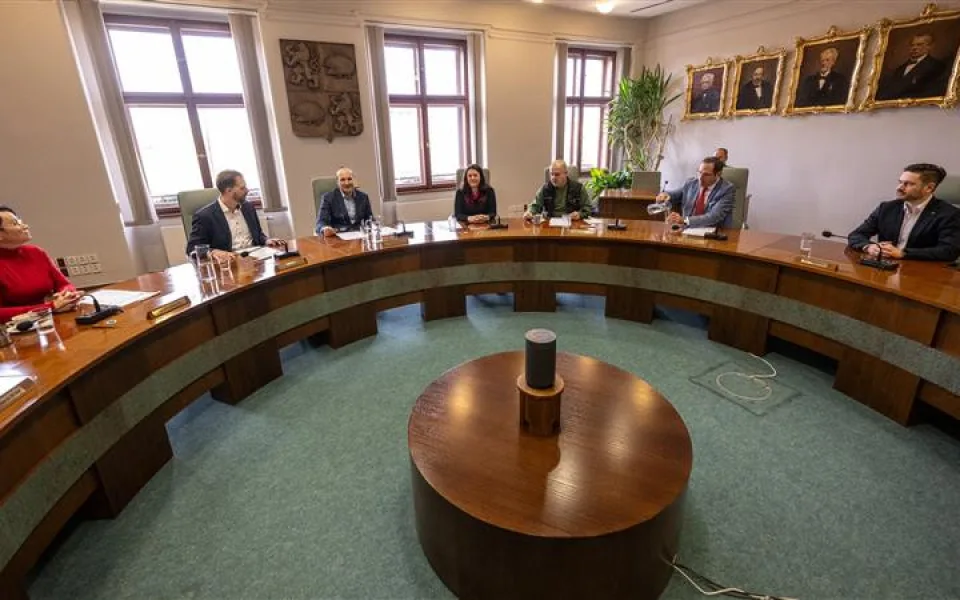 Signatáři dohody (zleva) Helena Vlčková, Martin Kaman, Petr Ryška, Soňa Krátká, Jan Vašák, Martin Jurek a Richard Šedivý