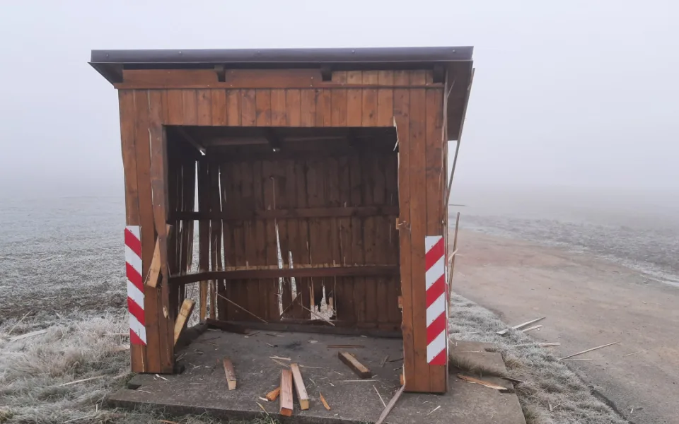 Vandalismus na konci roku: Někdo poničil zastávku na Třebíčsku. Zřejmě petardou