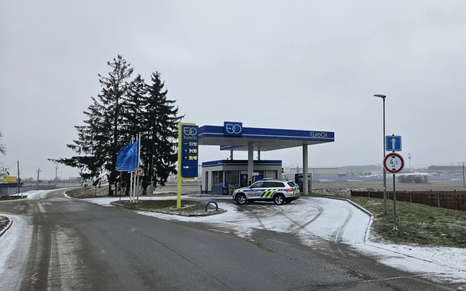 Obsluhu čerpací stanice v Mohelně přepadli dva muži, vyhrožovali jí zbraní. Sebrali peníze a utekli