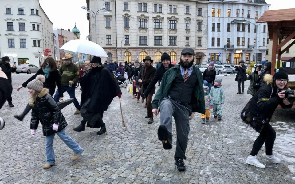 FOTO, VIDEO: Deštníky, cylindry, Monty Python. V centru Jihlavy si dali dostaveníčko vyznavači švihlé chůze
