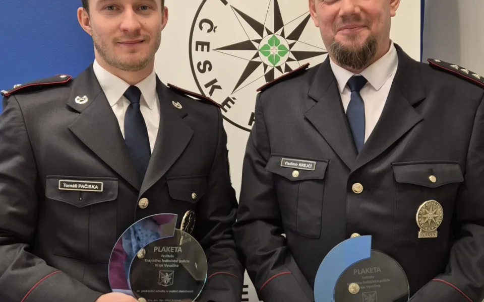 Dvojice oceněných policistů. Zleva: Tomáš Pačiska a Vladimír Krejčí 