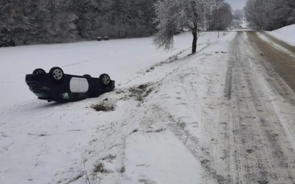 Řidička u Smrčné nezvládla smyk a otočila auto na střechu. Škoda je skoro půl milionu korun 