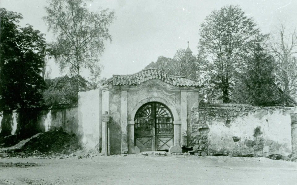 Původní zeď jihlavského hřbitova kolem kostela sv. Ducha v místech dnešních Smetanových sadů. Snímek z let před rokem 1892