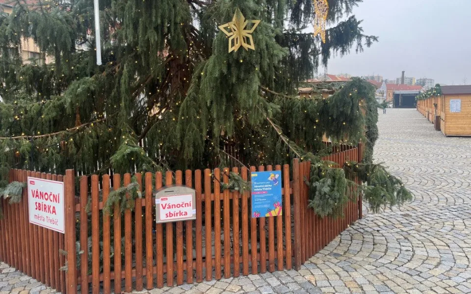 Lidé na náměstí v Třebíči přispívali na dobrou věc. Na plicní ventilátor pro děti se vybralo 75 tisíc korun