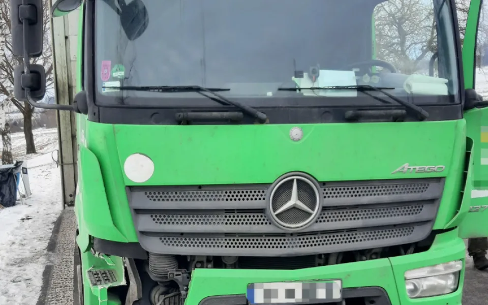 Řidič nákladního auta havaroval, pokračoval ale v jízdě a nehodu neoznámil. Dostal za to pokutu. Foto: Se svolením Policie ČR