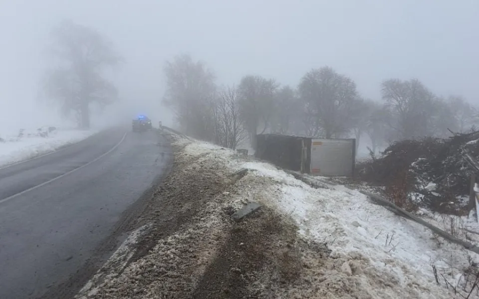 U Jitkova havaroval kamion, převrátil se na bok. Věnujte se plně řízení, apeluje policie na řidiče. Foto: Se svolením Policie ČR