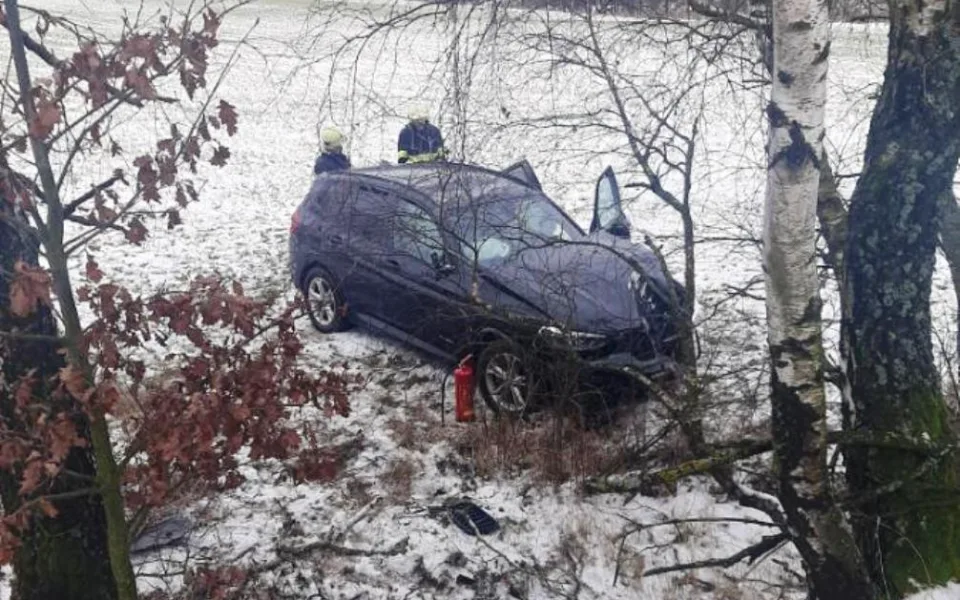 Řidička v BMW za volantem na moment usnula a narazila do stromu. Skončila v péči lékařů