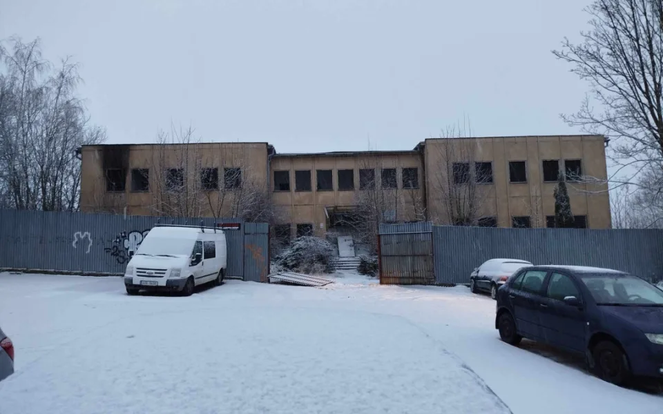 Bezplatné parkoviště u Jihlavanu lidé využívají čím dál víc. Sousedící bezdomovci problémy ani škody nezpůsobují