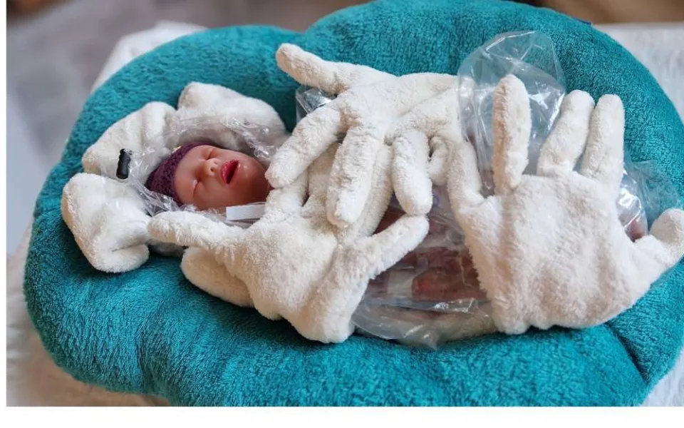 FOTO: Zdravotníci z Vysočiny se mohou učit na simulátoru nedonošeného dítěte. Foto: Se svolením VŠPJ