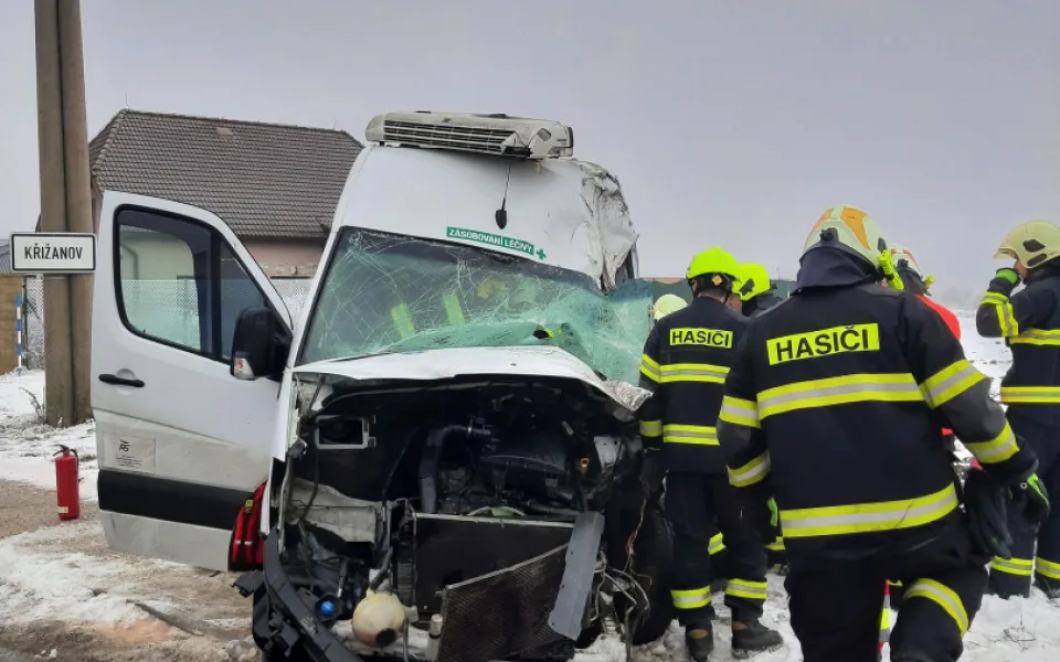 Mladý řidič dodávky dostal smyk. Vyjel do protisměru a srazil se s tahačem. Foto: Se svolením Policie ČR