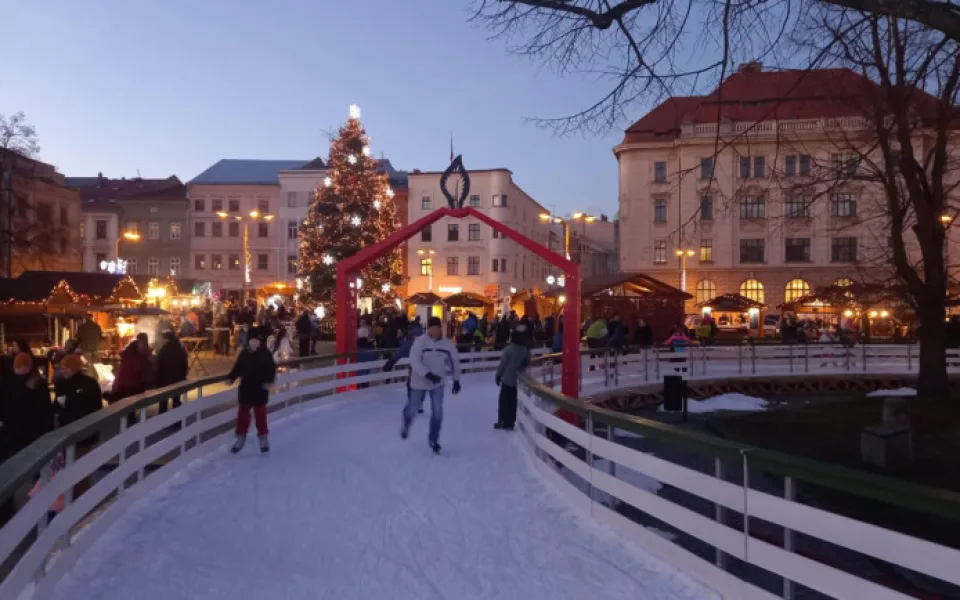 Poslední šance na bruslení zdarma. Obě kluziště v centru Jihlavy po víkendu skončí