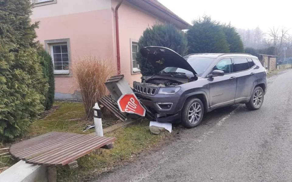 Řidička nezvládla jízdu v Jeepu a narazila do tarasu a dopravní značky. Převezli ji do jihlavské nemocnice